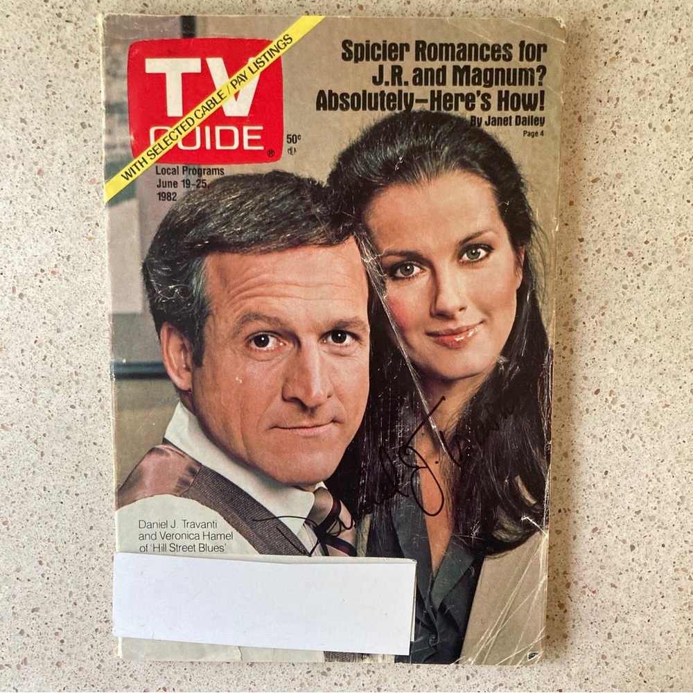 Daniel J. Travanti Signed TV Guide June 19 1982 / Label Attach - LI NY Edition